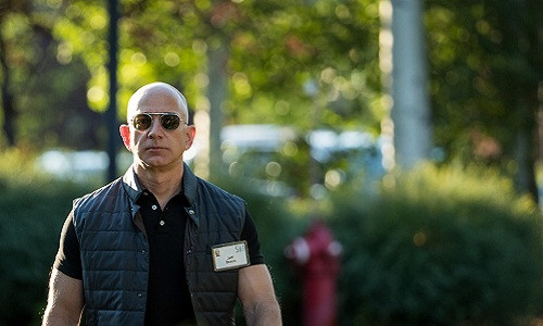 Tính đến ngày 22/12/2018, theo danh sách của Tạp chí Forbes, Jeff Bezos là tỷ phú giàu nhất thế giới với khối tài sản 114,9 tỷ USD. Năm 2018, ông chủ Amazon cũng là người có tài sản tăng nhiều nhất trong năm qua, với 27,9 tỷ USD. Ảnh: BI.