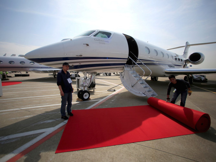 Gulfstream G650ER (66,5 triệu USD) là mẫu máy bay sang trọng nhất của Gulfstream có tầm hoạt động lên tới hơn 12.000 km.