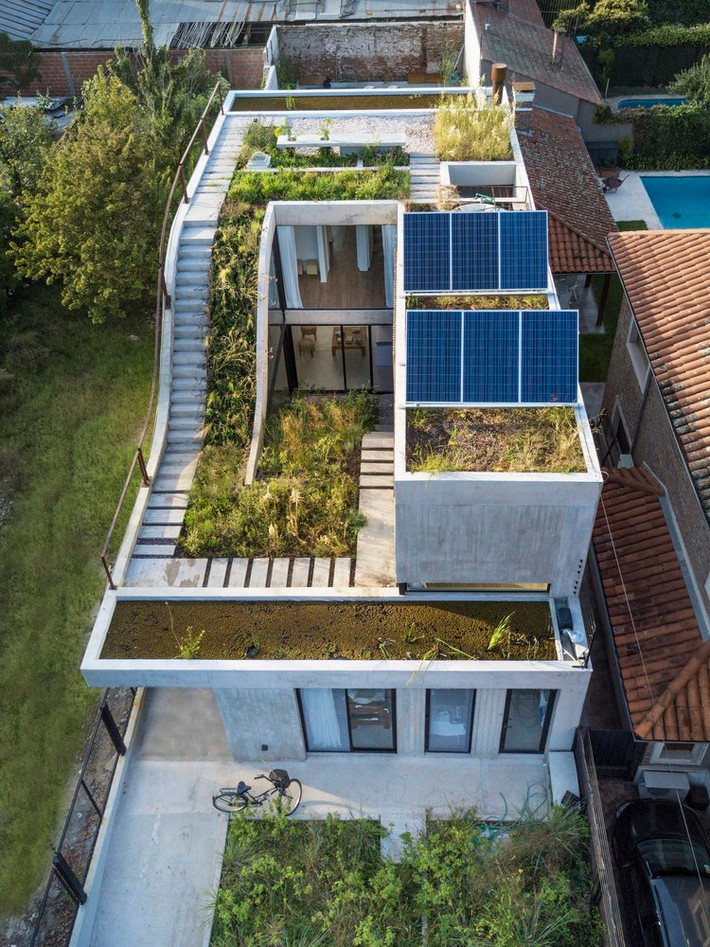 Xây dựng trên mảnh đất ở San Isidro (phía bắc tỉnh Buenos Aires, Argentina), căn biệt thự thu hút sự chú ý của mọi người bởi thiết kế vườn bậc thang khổng lồ.