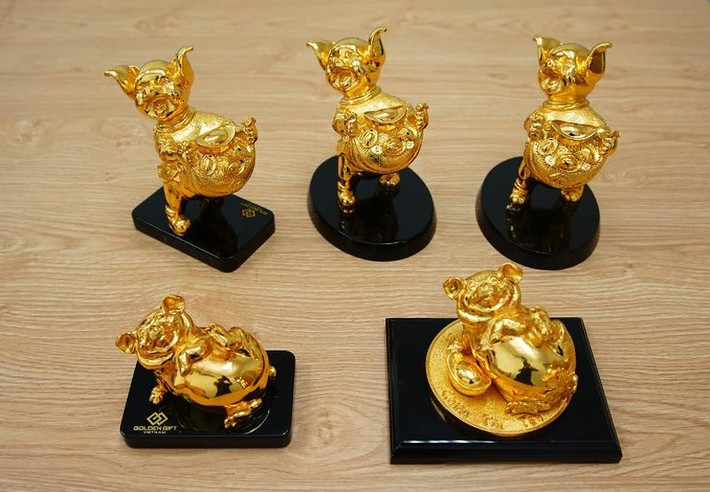 Còn gần 2 tháng nữa mới đến Tết Nguyên đán Kỷ Hợi 2019 nhưng thị trường quà Tết đã vô cùng sôi động với nhiều mặt hàng độc đáo. Đáng chú ý là heo vàng biểu tượng cho sự may mắn, thịnh vượng, giàu có, sự sinh sôi nảy nở...