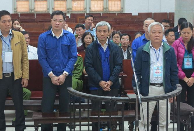 Trong khi đó, ông Tạ Bá Long - nguyên Chủ tịch GPBank và ông Đoàn Văn An - nguyên Phó chủ tịch GPBank cũng bị kết án lần lượt 5 năm tù và 13 năm tù cùng về tội cố ý làm trái gây hậu quả nghiêm trọng, làm thiệt hại hơn 4.700 tỷ đồng xảy ra tại GPBank. Ảnh: Tiền phong.