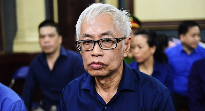 Ông Trần Phương Bình - nguyên là Phó Chủ tịch Hội đồng quản trị, Tổng Giám đốc, Chủ tịch Hội đồng tín dụng Ngân hàng Đông Á (DongABank) đang phải hầu tòa cùng bị cáo Phan Văn Anh Vũ (Vũ Nhôm). Ông Bình bị truy tố tội "lạm dụng chức vụ, quyền hạn chiếm đoạt tài sản" liên quan đến hành vi chiếm đoạt 200 tỷ đồng của Ngân hàng Đông Á. Ảnh: Zing.