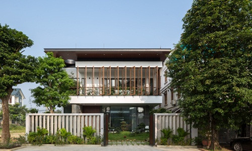 Nằm trong khu đô thị mới trên đường Hòa Phong, thành phố Việt Trì (Phú Thọ), dinh thự Light & Wind House gây ấn tượng với không gian thiết kế đầy nắng và gió thiên nhiên.