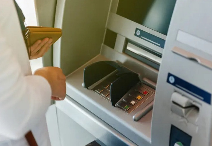 Giữ một số tiền giới hạn trong tài khoản lưu động là cách hạn chế mức chi tiêu hàng ngày cho những thứ không cần thiết.