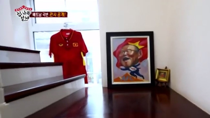 Trong nhà, thầy Park bày nhiều món quà do người hâm mộ tặng.