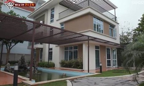 Biệt thự xây 3 tầng khá rộng rãi, có bể bơi bên ngoài.