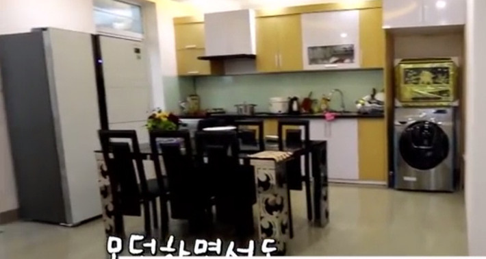 Kế tiếp phòng khách là cầu thang và nhà bếp.