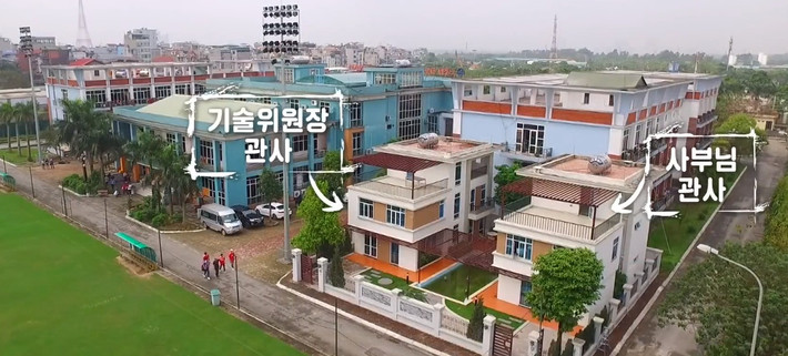Từ khi trở thành HLV trưởng đội tuyển Việt Nam, ông Park Hang-seo được bố trí ở tại khu nhà dành cho chuyên gia, nằm trong Trung tâm Đào tạo trẻ của VFF ở Mỹ Đình (Hà Nội).