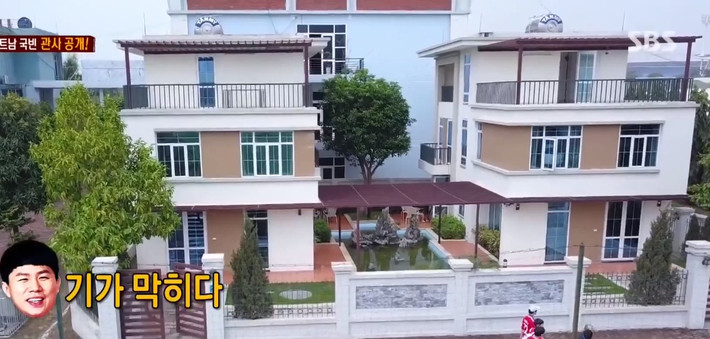 Khu ở của thầy Park có 2 villa. Một cái dành cho các chuyên gia kỹ thuật, một cái là nơi ở của HLV Park Hang Seo.
