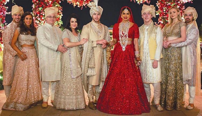 Trong lễ cưới truyền thống, cô dâu Priyanka Chopra đeo trang sức lộng lẫy làm từ kim cương, ngọc lục bảo và ngọc trai nuôi cấy đính trên vàng 22 karat. Ảnh: Eonline.