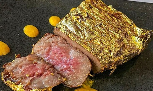Mới đây, nhà hàng 212 Steakhouse (New York, Mỹ) đã ra mắt món bít tết phủ vàng xa xỉ dành cho giới nhà giàu.