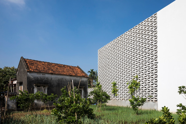 Không gian sinh hoạt dồn về phía sau nhà.