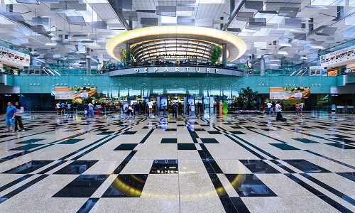 Sân bay Quốc tế Changi (Singapore) đưa khách hàng tới hơn 200 điểm đến trên toàn thế giới, với 5.000 lượt đến và đi/tuần của 80 hãng hàng không quốc tế. Năm 2017, sân bay Changi cán mốc 60 triệu hành khách từ gần 100 quốc gia trên thế giới. Changi được Skytrax bình chọn là sân bay tốt nhất thế giới trong 6 năm liền.