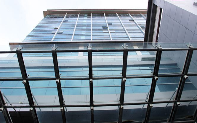 Dự kiến, vào ngày 25/1/2019 Bạc Liêu Tower được bán đấu giá với giá khởi điểm là trên 147 tỷ đồng. Trước đó, toà cao ốc này đã được đấu giá 6 lần, nhưng không thành công. Ảnh: Zing.