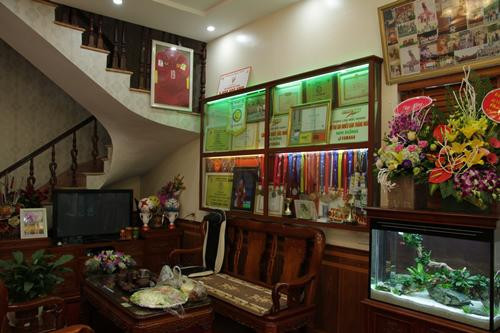 Cạnh phòng khách là cầu thang lên tầng 2. Phía sau là khu vực bếp, nhà ăn...Ảnh: Dân Việt.