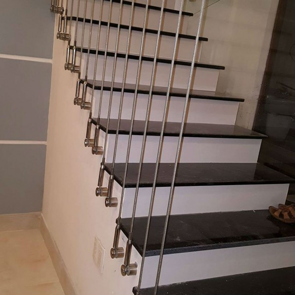 Cầu thang với lan can dây cáp là một trong những xu hướng nội thất hiện đại và độc đáo nhất hiện nay. Ảnh: Luoicauthang.