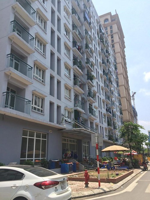 Dự án tái định cư Hoàng Cầu có tổng diện tích 15.363 m2, bao gồm 435 căn hộ. Cả 4 tòa nhà đã hoàn thiện các hạng mục, được đánh giá là khá khang trang và hiện đại. Ảnh: Congluan.