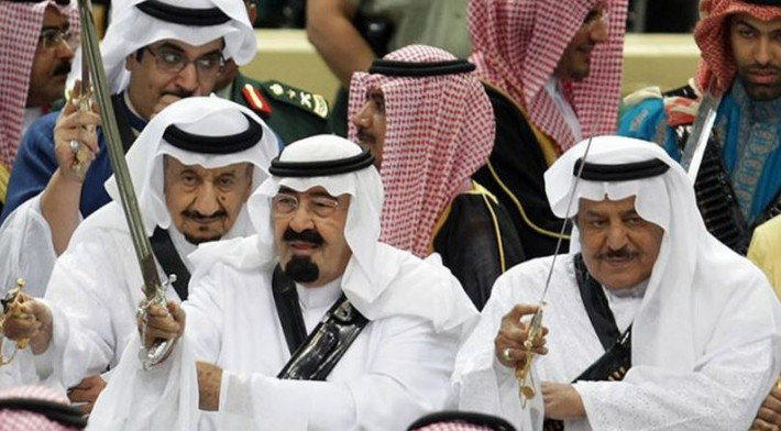 Với 1.400 tỷ USD, hoàng gia House of Saud của quốc gia trung đông Ả Rập Saudi xếp vị trứ thứ 2. Hoàng gia có hơn 15.000 thành viên, đứng đầu là Vua Salman bin Abdulaziz Al Saud.