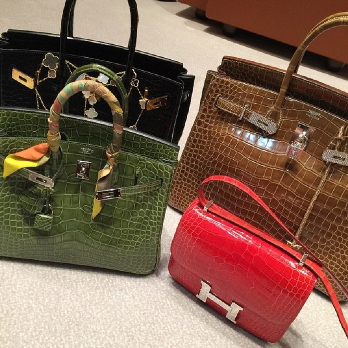 Bộ sưu tập túi xách da cá sấu Hermès Birkins còn giá trị hơn cả một chiếc Rolls Royce.