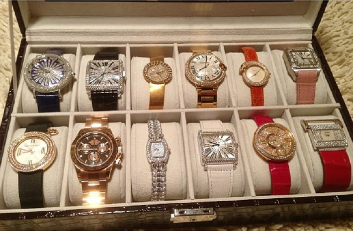 Rất nhiều đồng hồ hạng sang đến từ các thương hiệu Cartier, Van Cleef & Arpels, Frank Muller, Chopard, Rolex, Piaget...