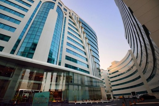 Bên trong khách sạn có không gian giếng trời mang kiến trúc độc đáo của người Qatar.