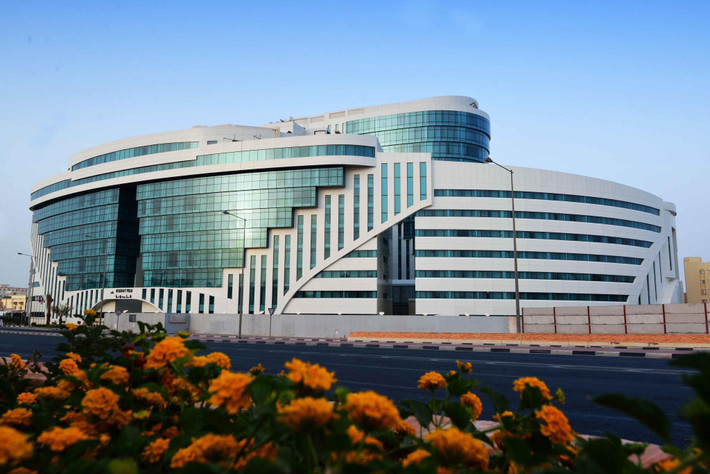 Khách sạn Holiday Villa nằm cách sân bay quốc tế Hamad (Doha, Qatar) và trung tâm thành phố khoảng 15 phút đi xe, cách sân tập của đội tuyển 25 phút.