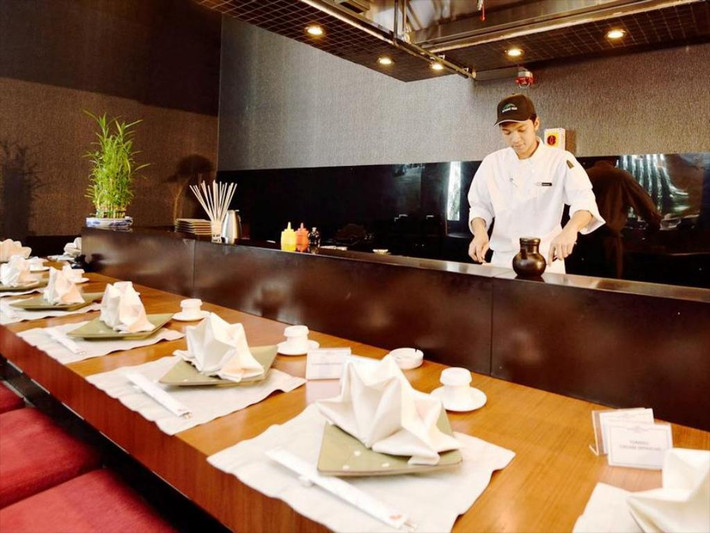 Khách sạn có 2 nhà hàng, bao gồm nhà hàng quốc tế và nhà hàng Trung Quốc & Nhật Bản.