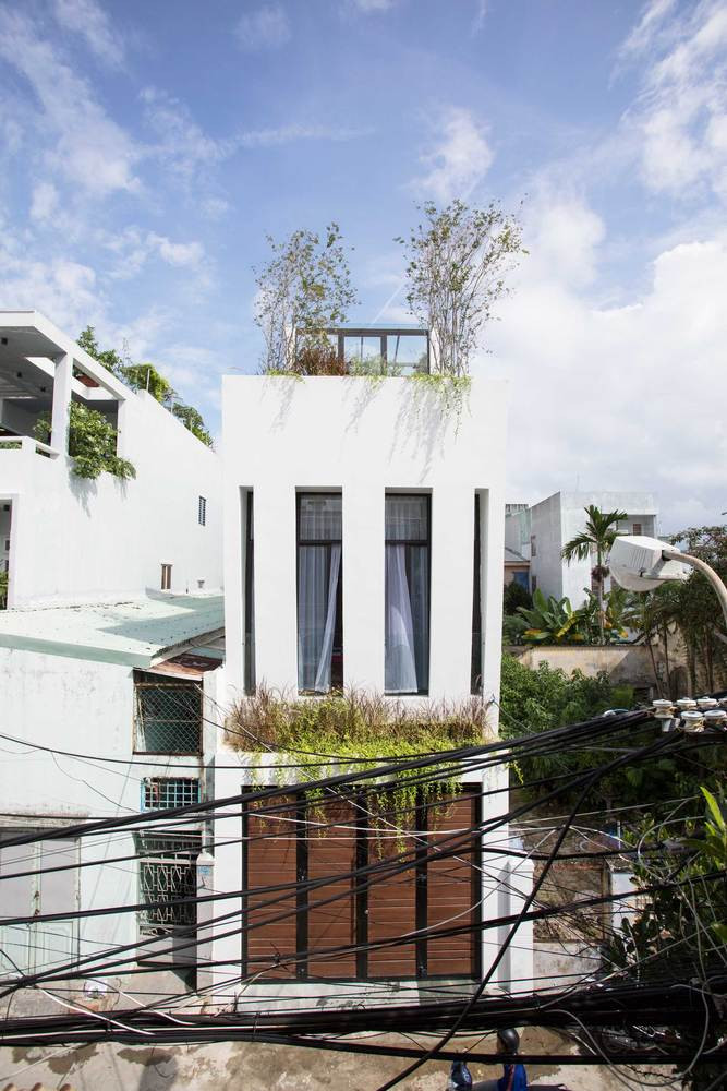 Nằm trong một con hẻm nhỏ ở thành phố Đà Nẵng, ThuBao 's House được xây trên diện tích 4x25m.