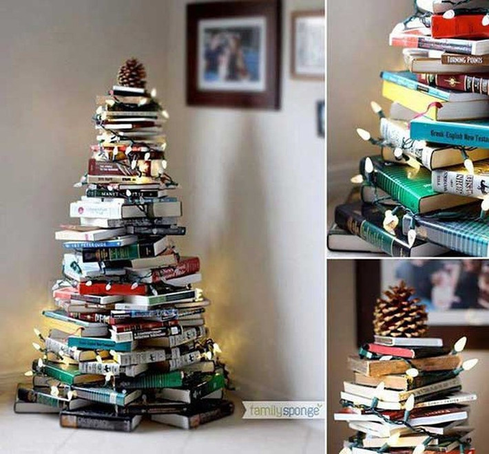 Tạo cây thông Noel từ những cuốn sách chắc chắn là ý tưởng trang trí Giáng sinh không thể sáng tạo hơn.