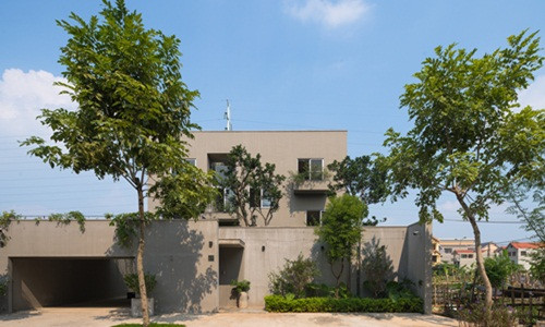 Nằm giữa thành phố Ninh Bình, ngôi nhà Ninh Bình House nổi bật như một hộp bê tông nguyên khối đơn giản.