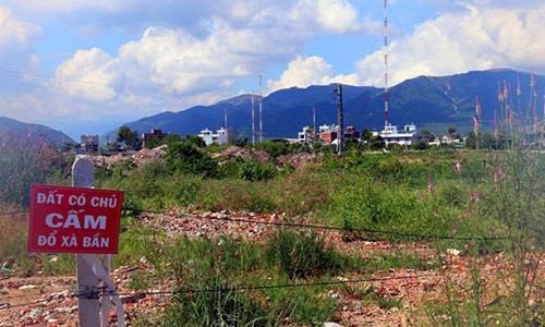 Tuy nhiên, theo nguồn tin trên Zing.vn, sau nhiều năm được cấp dự án, khu đô thị Hoàng Long vẫn là bãi đất trống, cỏ mọc um tùm. Ảnh: Tiền phong.