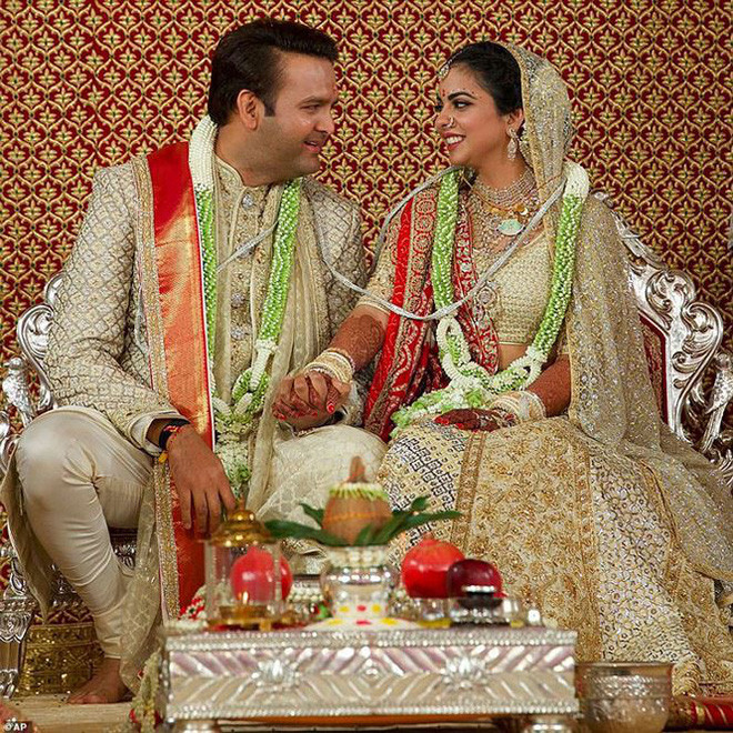 Ngày 12/12, lễ cưới chính thức của con gái tỷ phú giàu nhất châu Á - Mukesh Ambani và con trai tỷ phú Ajay Piramal đã diễn ra tại tư dinh của gia đình Ambani, cung điện Antilia 27 tầng ở Mumbai (Ấn Độ). Ảnh: AP.