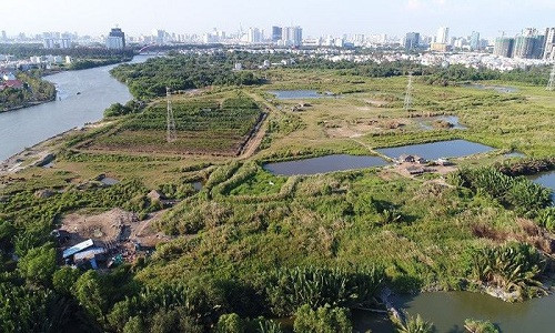 Theo đó, UBND TPHCM chấp thuận báo cáo, đề xuất của Sở Tài nguyên và Môi trường về việc điều chỉnh, hủy bỏ thu hồi quyết định đầu tư các dự án cần thu hồi đất đã không triển khai thực hiện đúng kế hoạch sử dụng đất hằng năm ở cấp quận - huyện với 180 dự án. Ảnh: Tiền phong.