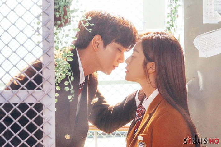 Yoo Seung Ho và Jo Bo Ah trên hậu trường chụp poster phim truyền hình "Revenge is Back". Phim lên sóng đài SBS vào ngày 10/12 tới