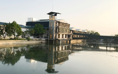 Với hơn 4ha đất, ông Long đã tận dụng triệt để diện tích để nuôi lợn bằng cách xây chuồng lợn cao tầng, dạng chung cư, vận chuyển lợn lên xuống bằng thang máy. Đến nay, trang trại nuôi lợn độc nhất vô nhị của ông mỗi năm xuất bán gần một nghìn tấn thịt lợn thương phẩm.