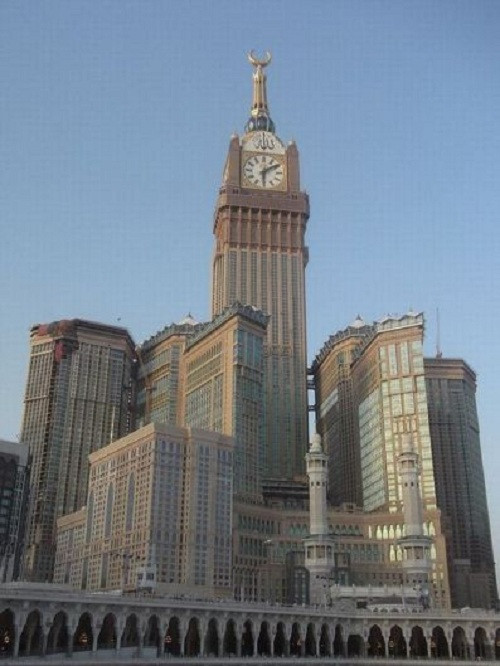 Tháp Abraj Al-Bait là một công trình phức hợp chọc trời nằm ở Mecca, Ả Rập Xê Út cao 601 m.