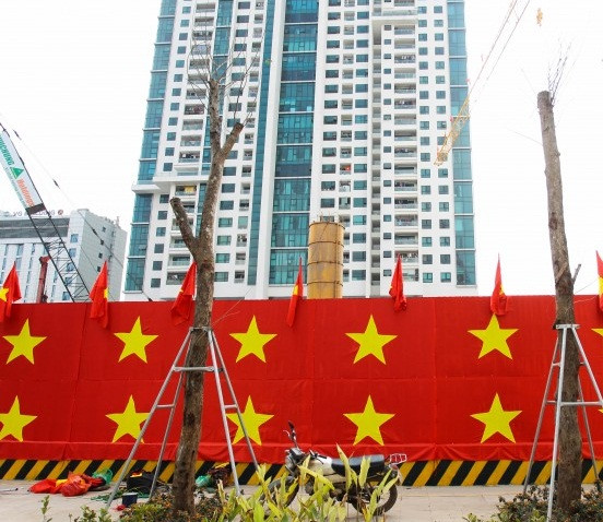 Nhà thầu một công trình đang thi công trên đường Nguyễn Trãi (Hà Nội) dán cờ đỏ sao vàng kín tường rào cổ vũ đội tuyển U23 Việt Nam. Ảnh: Saostar.