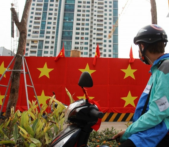 Bức tường khiến ai đi qua cũng phải nán lại ngước nhìn. Ảnh: Saostar.