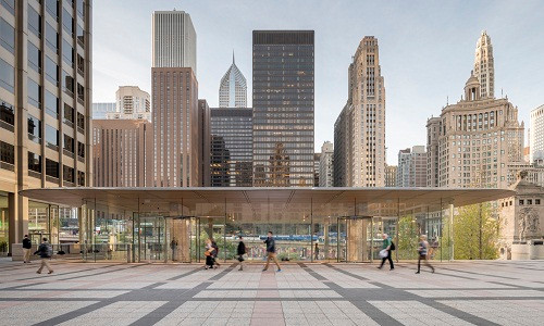 Trong đó phải kể đến công trình kiến trúc Apple Store Michigan Avenue tại Chicago (Mỹ). Toà nhà được bao quanh bằng kính và hòa hợp vào khung cảnh xung quanh, cửa hàng có thiết kế mái bằng với hai cầu thang ở hai bên khu vực mua sắm chính.