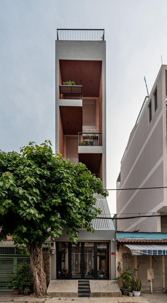 Nằm trên khu đất 3,5 x 17m tại Quận 7 (TP HCM), ngôi nhà được thiết kế cho cặp vợ chồng trẻ và hai con trai.