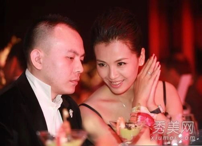 Tháng 10/2007, thiếu gia họ Vương trúng tiếng sét ái tình với Lưu Đào khi tình cờ gặp gỡ ở thang máy khách sạn. Và chỉ sau 20 ngày quen biết, cặp đôi quyết định đăng ký kết hôn, chính thức nên vợ nên chồng.