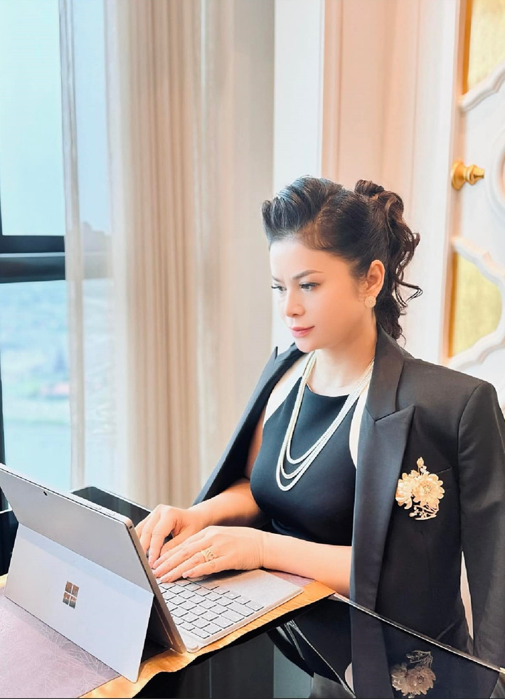 Trong bức ảnh mới nhất chia sẻ trên trang Facebook cá nhân, bà Lê Hoàng Diệp Thảo khiến khán giả trầm trồ bởi nhan sắc xinh đẹp và thần thái.