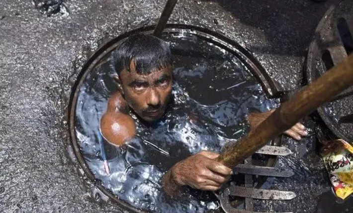 Họ thậm chí phải ngâm mình trong nước cống bẩn thỉu, hôi hám suốt 12 tiếng và chỉ kiếm được khoảng 5 USD/ngày (tương đương 125.000 VND).