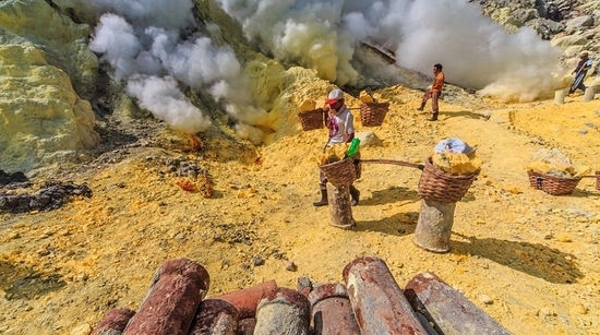 Núi lửa trên đảo Java ở Indonesia có một hồ axit sunfuric, các công nhân ở đây sẽ khai thác lưu huỳnh bằng tay cả ngày lẫn đêm mà không có quần áo bảo hộ hay mặt nạ phòng độc.