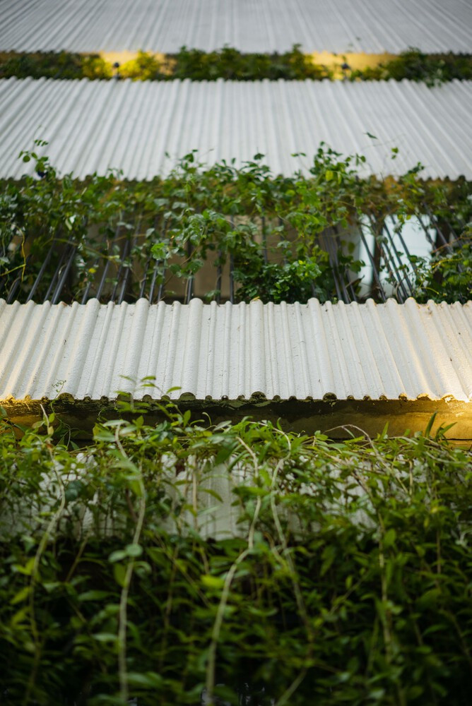 Thiết kế này giúp giảm thiểu tác động của nắng hướng Tây và hạn chế tối đa tầm nhìn, đảm bảo dành mọi sự tập trung cho không gian sống bên trong.