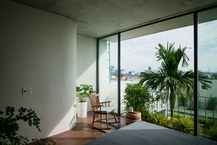 Mỗi sáng thức dậy, gia chủ có thể đắm mình trong ánh sáng tự nhiên và không khí tươi mát từ khu vườn.