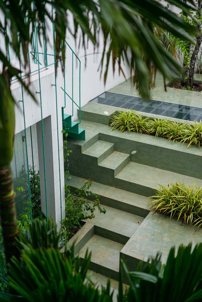 Một phần diện tích tầng 2 được kiến trúc sư tận dụng để thiết kế khu vực trồng cây, rau quả, đáp ứng sở thích làm vườn của gia chủ.