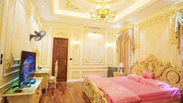 Phòng ngủ xa hoa không khác nơi ở của các thành viên trong hoàng gia.