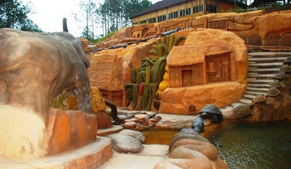 Công trình được khởi công xây dựng từ năm 2010, thực hiện bằng việc khoét núi cùng tạo hình bằng đất đỏ ba-dan tại chỗ, hoàn toàn có thể chịu đựng được các tác động, biến đổi của thời tiết. Ảnh: Internet