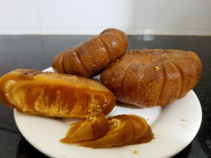 Cà dầm tương ủ trong vòng 7 tháng - 1 năm, ủ càng lâu càng ngon và giá càng cao. Những quả cà to từ 0,5 - 1kg giá 50.000 đồng/quả. Quả nhỏ hơn giá từ 25.000 - 35.000 đồng/quả.